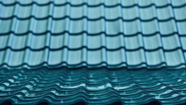 Regndroppar faller på zinkplattor tak. Ner på landsbygden. Fuktigt klimat. Årstid för höstnederbörd. Lugn blå bakgrund. — Stockvideo