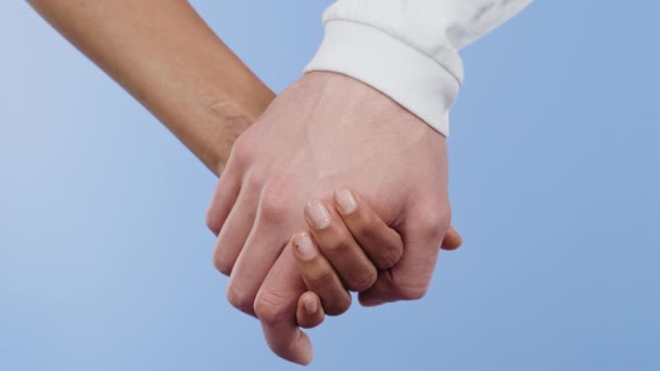 Manos de mujer mestiza y hombre blanco. Amistad interracial, antirracismo, fraternidad. Trabajo en equipo, Confianza, Concepto de unidad — Vídeos de Stock