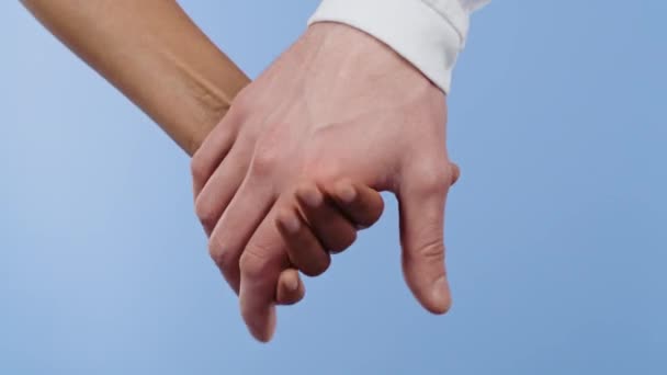 Handen van gemengde ras vrouw en blanke man. Interraciale vriendschap, anti-racisme, broederschap. Overeenkomst, samenwerkingsconcept — Stockvideo