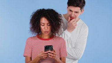 Kız arkadaşının omzundaki yakışıklı erkek casuslar, kuryeyle mesaj atıyor. Kıskançlık ve karısına ihanetle şok olan adam, yazışmaların ayrıntıları. Irklar arası sırlar, gizli çifte hayat.