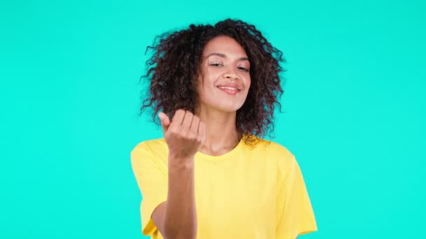 Schöne Afrikanerin zeigt - Hey du, komm her. Mädchen in gelb bitten, sich ihr anzuschließen, winkt mit einladenden Handumarmen gesten.Lady sieht verspielt kokett aus, einladend zum Kommen einladen.Teal Studiohintergrund. — Stockvideo