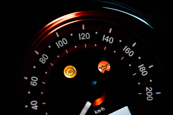 現代のオートバイのダッシュボード上の点滅ABSシンボル。クローズアップビュー。オートバイ、輸送モード、速度の概念. — ストック写真
