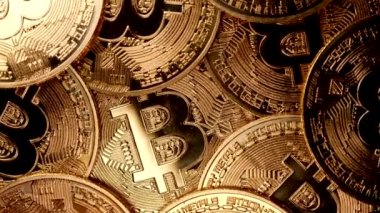 Bitcoin, şifreli para. Saat yönünde dönen altın paralar. Dijital değişim, BTC 'nin popülerliği, geleceğin parası, elektronik endüstrisi, madencilik kavramı..