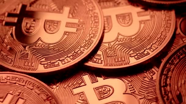 Close-up van Bitcoins roteren onder koperen licht. Online betaling, symbool van BTC. Markthandelswinst, mijnbouw, investeringen, cyberspace-concept. — Stockvideo