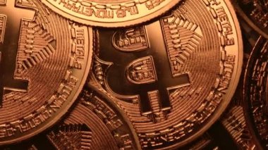 Bitcoin, şifreli para. Saat yönünde dönen altın paralar. Dijital değişim, BTC 'nin popülerliği, geleceğin parası, elektronik endüstrisi, madencilik kavramı..