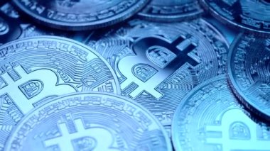 Bitcoinler mavi ışık altında dönüyorlar. Küresel teknoloji ağı bağlantıları arka plan. Geleceğin parasal kripto para birimi engelleme konsepti.