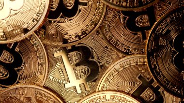 Bitcoin, şifreli para. Saat yönünde dönen altın paralar. Dijital değişim, BTC 'nin popülerliği, geleceğin parası, elektronik endüstrisi, madencilik kavramı..