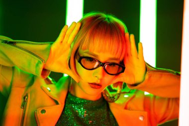 Havalı disko dansı yapan eşsiz bir kadın. Parlayan ışığın altında. Gençlerin çok renkli müzik ritmine geçişi. Bin yıllık hippi nesli, boyalı saçlar..