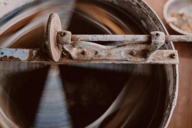 Eski bir retro ekstraktör santrifüjüyle bal pompalıyorum. Arı kovanında nektar üretimi. El işi, böcek bakımı. Arıcılık kültürü konsepti, sarı hasat