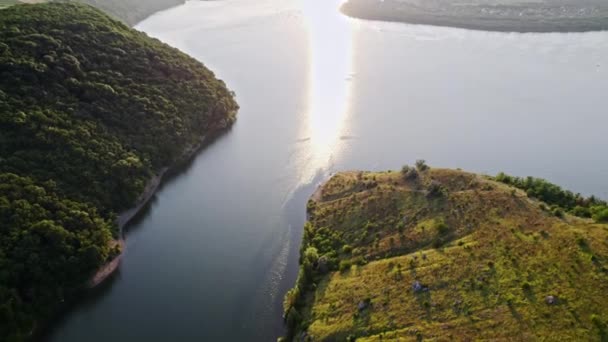 Vista aérea de drones. Câmera voando sobre o canal do rio. Cliff costas montanhosas, bela natureza verão da terra. Fundo incrível. — Vídeo de Stock