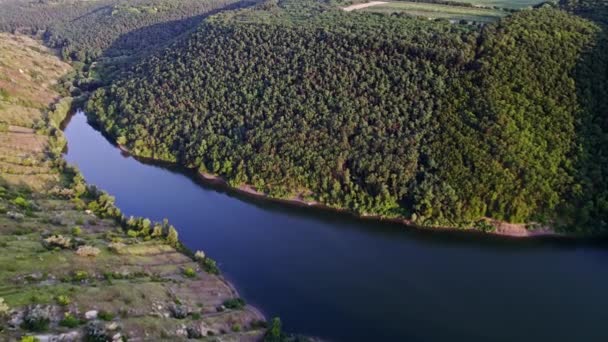 Vista aérea de drones. Câmera voando sobre o canal do rio. Cliff costas montanhosas, bela natureza verão da terra. Fundo incrível. — Vídeo de Stock