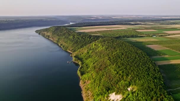 Vista aérea de drones en las orillas de las montañas del acantilado, cubiertas de bosque. Hermosa naturaleza veraniega de la tierra. Fondo increíble, destinos turísticos para la recreación — Vídeos de Stock