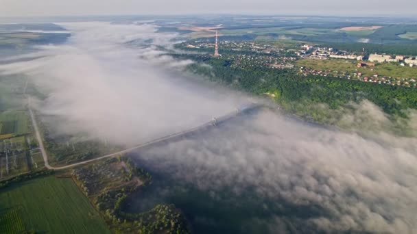 Вид с воздуха на красивую реку ранним туманным утром. Волшебный туман над водой. Плотина между берегами, природный фон. — стоковое видео