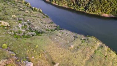 Uçurumun yamaçlarındaki hava aracı manzarası, ormanla kaplı. Dünyanın güzel yaz doğası. İnanılmaz bir geçmişi, turistik tatil beldeleri