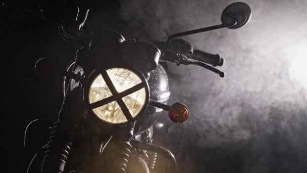 Silhuett av svart retro stylad motorcykel scrambler på natten i dimma. Äventyr, motorfordon, anpassad motorcykel koncept. Mörk natt med dis bakgrund. — Stockvideo
