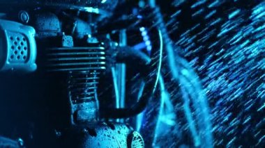 RGB renk ışığı altında off-road sürüşünden sonra yıkanan motosiklet. Yıkama motoru, gece vakti eski model motosiklet suyuyla iletim. Caferacers tarzı. Motorlu araçların bakımı
