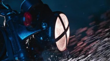 Yıkanırken klasik stil karıştırıcı motosiklet. Farlara su sıçratmak. Geceleri mavi aydınlatma. Klasik siyah motosiklet. Caferacers tarzı. Motorlu araçların bakımı