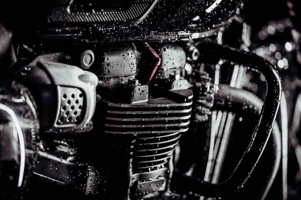 Мотоцикл під час миття після позашляхового водіння. Пральна машина з водою класичного чорного мотоцикла вночі. Карпенсерський стиль. Обслуговування автотранспорту — стокове фото
