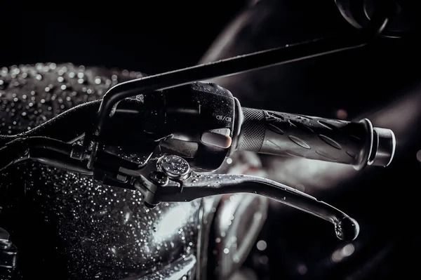 Handlebar of classic road bike close-up. Design details of steering wheel, black retro styled motorcycle at night on dark background. Caferacers style, motor vehicle, travel concept. — Stock Photo, Image