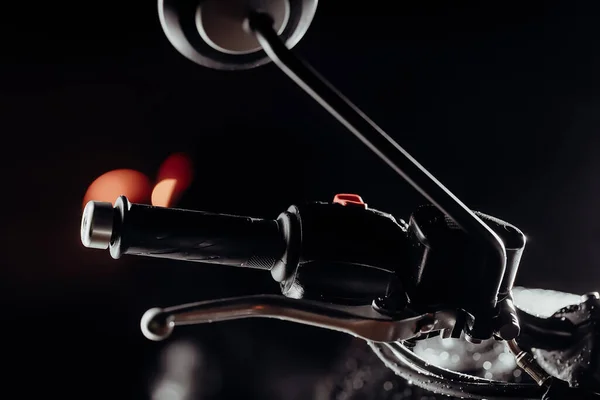 Lenker des klassischen Rennrads. Designdetails eines schwarzen Motorrads im Retro-Stil bei Nacht auf dunklem Hintergrund. Caféhausstil, Kraftfahrzeug, Reisekonzept. — Stockfoto