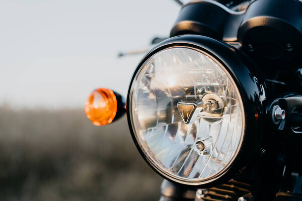 Одесса, Украина - июнь 2021 года. Фара Bonneville t100 с логотипом компании. Дизайн нового мотоцикла.