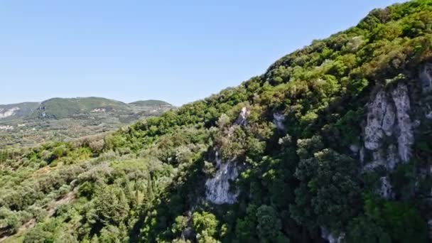 Aerial drone view. Camera flying past mountains. Cliff rocks, beautiful summer nature of earth. Amazing background. — Stock Video