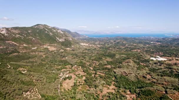 Câmera voando para a frente sobre a paisagem de verão da ilha sul na Itália florestas, aldeias, montanhas. Vista aérea de drones. Mar Mediterrâneo azul no horizonte. — Vídeo de Stock