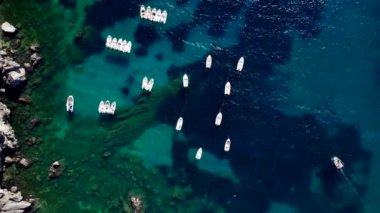 Akdeniz 'deki deniz suyunu, demirli tekne ve yatlarla temizlemek için havadan helikopter manzarası. Şaşırtıcı gök mavisi arka plan. Yunanistan 'ın Corfu Adası' ndaki özel plajda demirleme sahaları