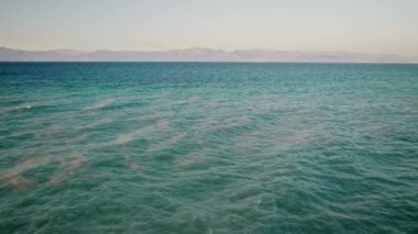 Akdeniz İyonik Deniz manzarası, deniz manzarası, berrak turkuaz su yüzeyi, dalgalanma, küçük dalgalar. Evrensel doğa, tatil beldesi, yaz tatili doğa geçmişi.