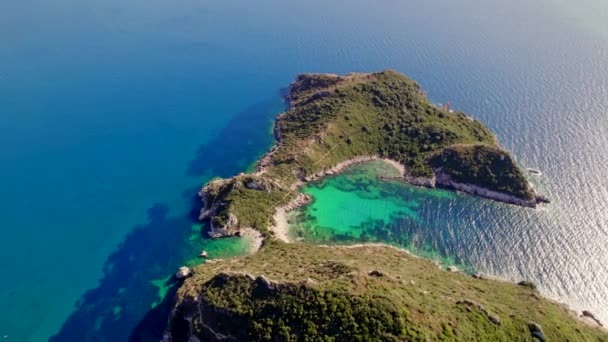 Vue aérienne sur la plage paradisiaque de Porto Timoni avec de l'eau de mer ionienne turquoise claire. Grèce Corfou île tropicale. Paysage marin européen incroyable. — Video