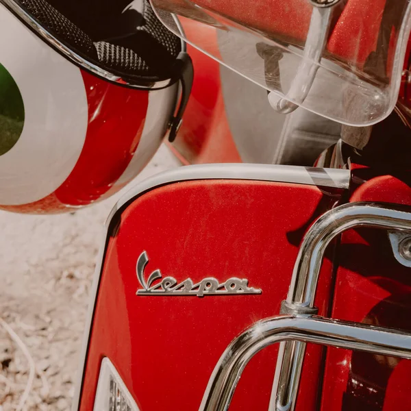 科孚，希腊，2021年9月。复古的意大利维斯帕摩托车。设计细节的近景图像为红色。摩托车,轻便摩托车,运输方式,速度概念. — 图库照片