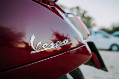 Korfu, Yunanistan - Eylül 2021. Retro İtalyan Vespa scooter. Tasarım detaylarının kırmızı renkte yakın plan görüntüsü. Motosiklet, motosiklet, ulaşım modu, hız kavramı.