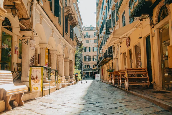 Corfu, Grécia - setembro de 2021. Bela rua estreita aconchegante na cidade grega velha. Fachadas históricas europeias de edifícios. Conceito de paisagem urbana. — Fotografia de Stock