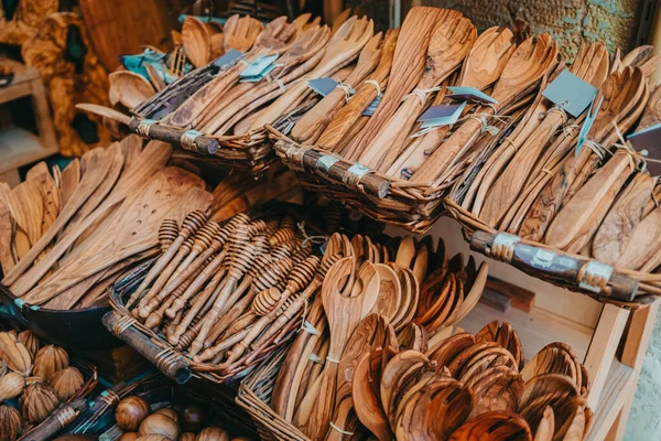 Products made from olive tree, wooden souvenirs on sale in Greece island - Corfu. Local market with craft kitchen accessories - cutting board, spoons — Stock Photo, Image