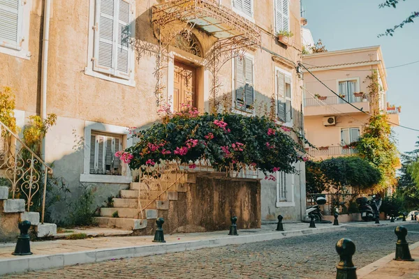 Bela rua acolhedora na cidade velha da Itália ou da Grécia. Fachadas europeias históricas de edifícios com arbustos, flores. Conceito de paisagem urbana. — Fotografia de Stock