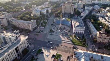 Kyiv, Ukrayna - Eylül 2021: Kiev 'deki Maidan Nezalezhnosti - Bağımsızlık Meydanı. İnsansız hava aracı görüntüleri. Doğu Avrupa ülkesinin eski mimarisi. Yaz sabahı.