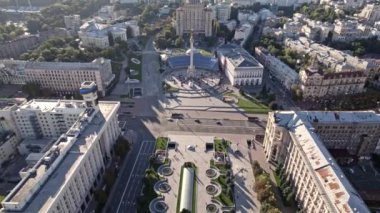 Kyiv, Ukrayna - Eylül 2021: Kiev 'deki Maidan Nezalezhnosti - Bağımsızlık Meydanı. İnsansız hava aracı görüntüleri. Doğu Avrupa ülkesinin eski mimarisi. Yaz sabahı.