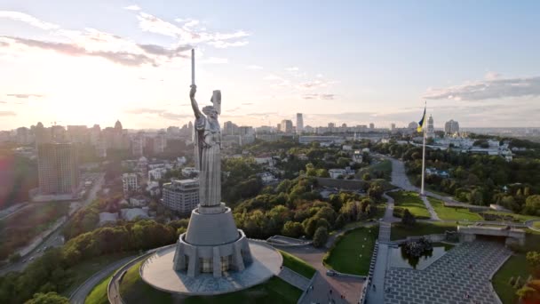 Kiev, Oekraïne - september 2021: luchtfoto van het Moederlandmonument. Drone beelden met zonnevlammen. Monumentaal beeld in de hoofdstad. Een van de belangrijkste bezienswaardigheden van de stad. — Stockvideo