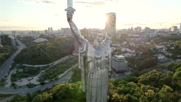 Κίεβο, Ουκρανία - Σεπτέμβριος 2021: Αεροφωτογραφία του Μνημείου της Μητέρας Γης. Βίντεο από τηλεκατευθυνόμενο με ηλιακές εκλάμψεις. Μνημειακό άγαλμα στην πρωτεύουσα. Ένα από τα πιο σημαντικά αξιοθέατα της πόλης. — Αρχείο Βίντεο