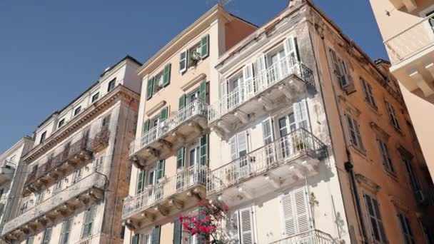 Mooi appartementencomplex in de Italiaanse stad. Ramen met rolluiken. Gevels van oude huizen in smalle straatjes van de zuidelijke stad. Reisconcept. — Stockvideo