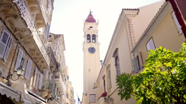 Korfu, Grekland - september 2021, KATHEDRAL AV SAINT SPIRIDON ON ON THE ISLAND, Kerkyra. Stedicam-bilder av lokal kyrkoarkitektur. — Stockvideo