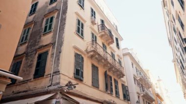 Yunanistan adasındaki ortaçağ binaları. Korfu, Kerkyra sokaklarındaki yerel apartmanın sabit görüntüsü. Panjurlu pencereler. Eski evlerin cepheleri. Seyahat kavramı.