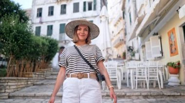 Güzel bir kadın yalnız yürüyor, Avrupa 'nın dar sokaklarını keşfediyor. Yerel mimariyi gören kameralı bir bayanın sabit portresi. O, yazın şehirde dolaşırken iyi vakit geçiriyor.