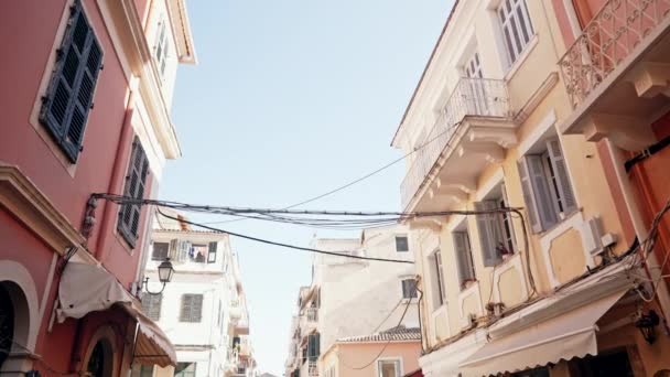 Corfú, Grecia septiembre de 2021. Calle estrecha en Kerkyra. Hermosas fachadas de edificio histórico. Steadicam metraje de la arquitectura local. Temporada de verano. Destino de viaje popular. — Vídeos de Stock