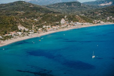 Berrak gök mavisi kristal suyla deniz manzarasına bak. İnanılmaz mavi Akdeniz arka planı, sahil. Seyahat yeri, evrensel doğa, tatil beldesi, Yunanistan 'da yaz tatili. 