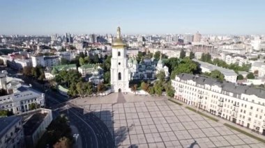 Kyiv, Ukrayna - Eylül 2021. Aziz Sophia Katedrali. Kyivan Rusçasının mimari abidesi. Sophia Meydanı Kiev 'in en eski ve merkezi meydanlarından biri..