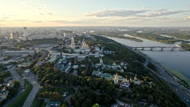 Kiev, Ucrania - septiembre de 2021: vista aérea del dron a Kiev-Pechersk Lavra - Monasterio de las Cuevas. Histórico monasterio cristiano ortodoxo oriental en Kiev. Río Dnieper en el lado derecho. — Vídeos de Stock