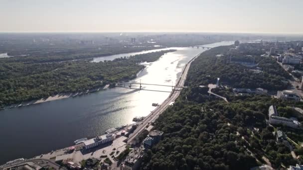 Kiev, Ucrânia - setembro de 2021: vista aérea do drone para o rio Dnieper em Kiev. Voo sobre a capital - uma das metrópoles mais verdes da Europa. Ecologia, conceito de natureza. — Vídeo de Stock