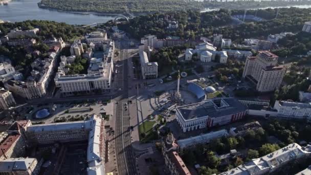 Kyiv, Ukrayna - Eylül 2021: Meydan Nezalezhnosti Meydanı, Khreshhatyk ve Dinyeper Nehri - hava aracı görüntüsü. Başkent üzerinde uçuş - modern mimarisi olan büyük şehir Kiev. — Stok video