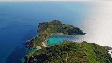 İyon deniz suyuyla Porto Timoni cennet plajına giden hava aracı görüntüsü. Yunanistan Korfu tropikal adası. İnanılmaz Avrupa deniz manzarası.